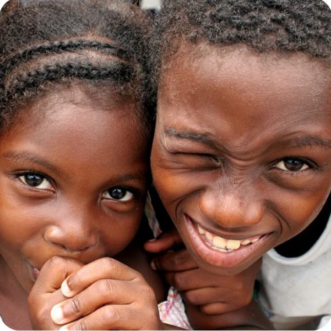 Niños afrodescendientes en primer plano